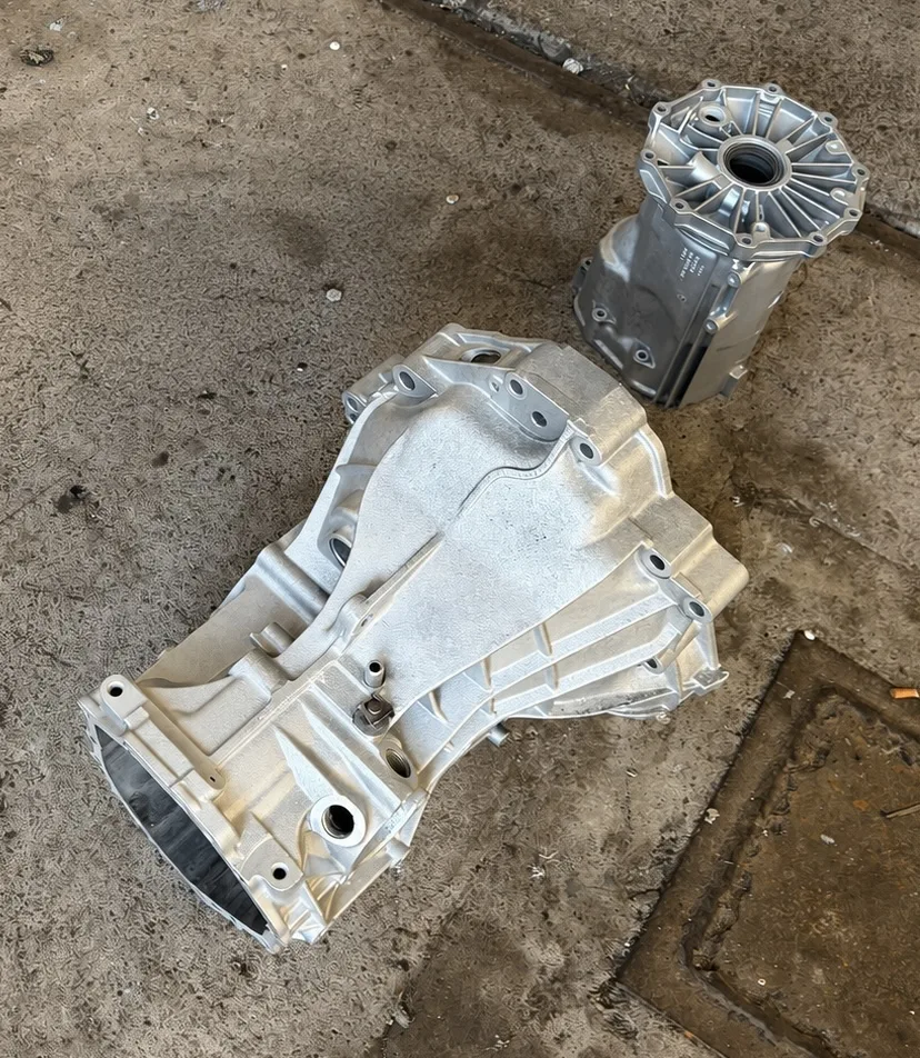 Sandgestrahltes Aluminium-Getriebegehäuse und Achsgehäuse eines PKW, blank gestrahlt bis auf das reine Metall