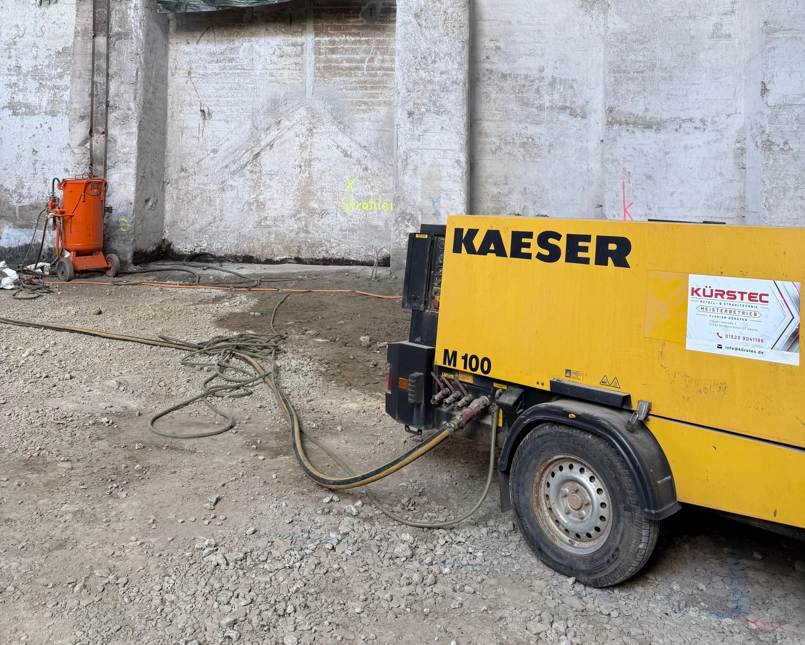 KAESER Kompressor und Strahlkessel für Sandstrahlarbeiten von KÜRSTEC im Eichsfeld
