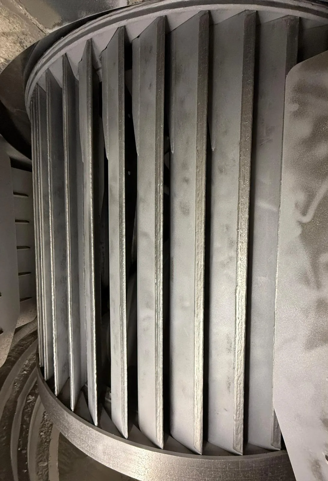 Sandgestrahltes Ventilatorrad mit sauberer, blanker Oberfläche nach der Reinigung
