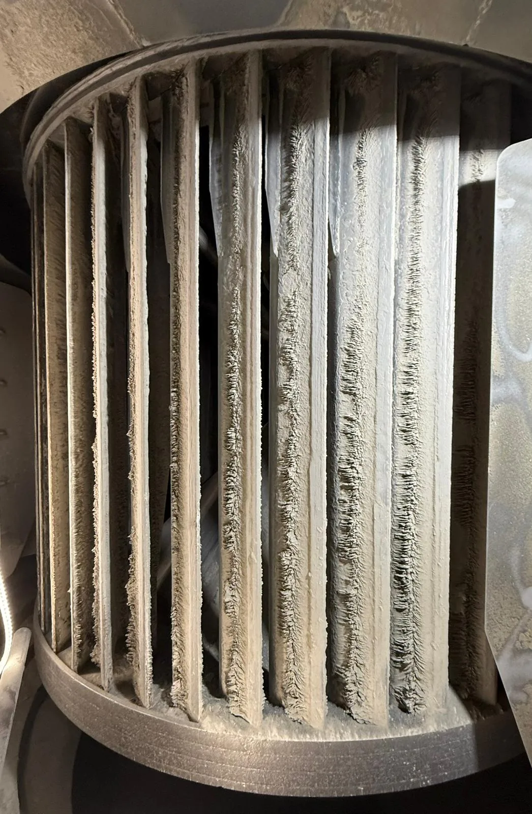 Ventilatorrad mit starken Anhaftungen und Verschmutzungen vor dem Sandstrahlen bei KÜRSTEC im Eichsfeld