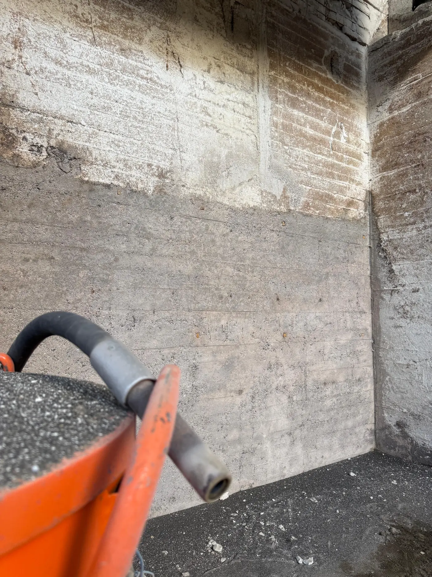 Betonwand vor und nach dem Sandstrahlen im Vergleich, Entfernung von Ablagerungen